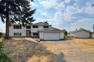 1021 W Spruce St in Sequim, WA - Building Photo - Building Photo