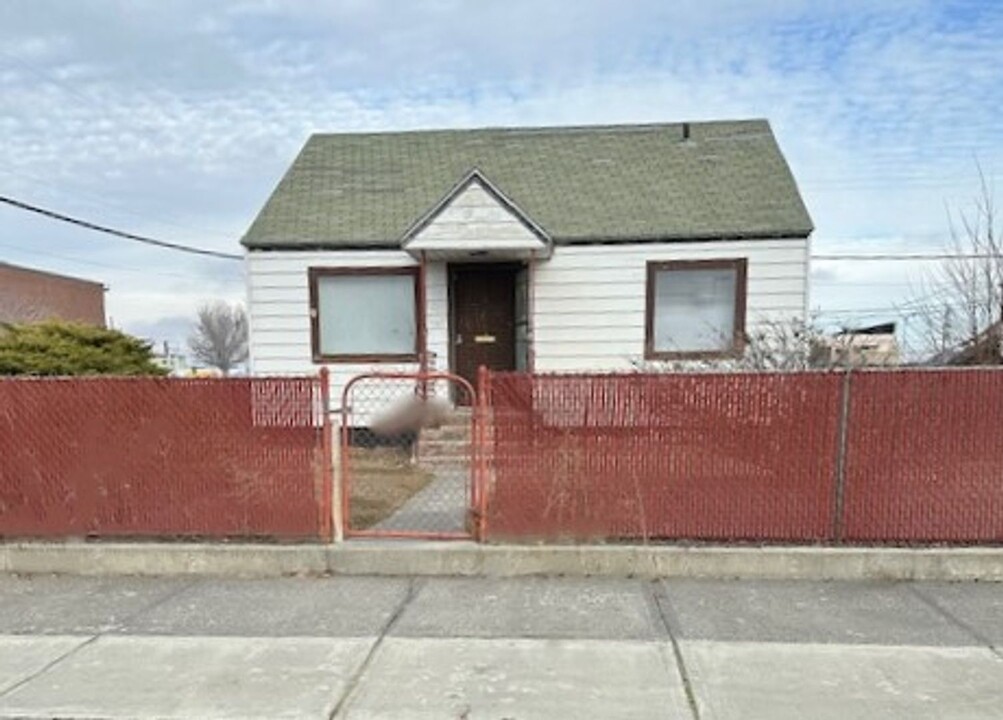 602 E 4th Ave in Moses Lake, WA - Building Photo