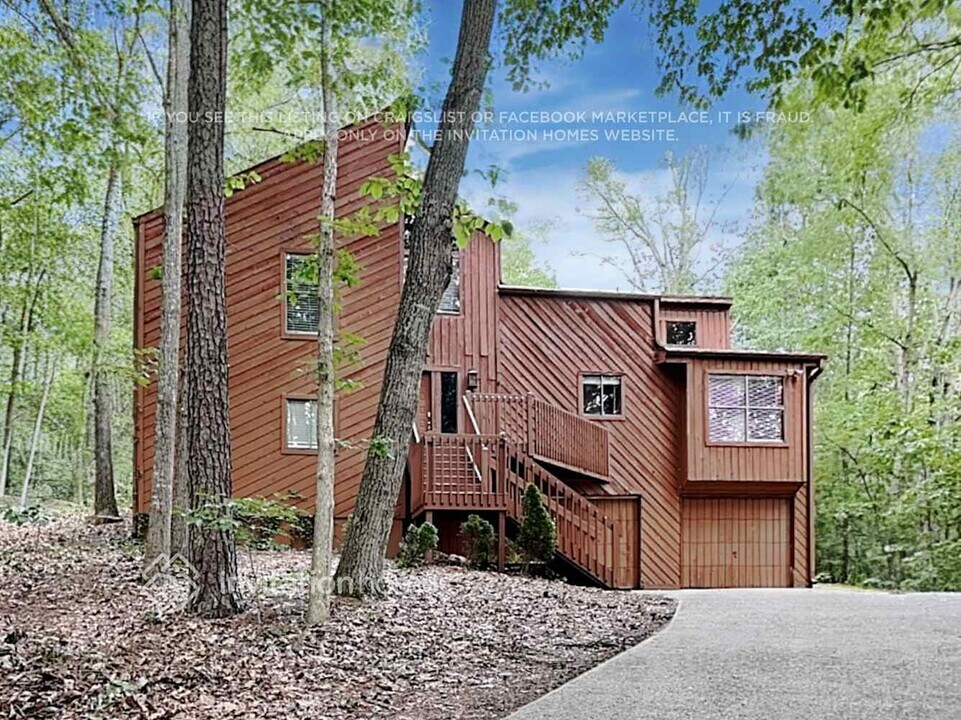1070 Rockcrest Dr in Marietta, GA - Foto de edificio
