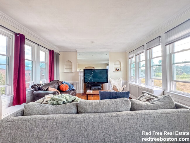 28 Manet Rd, Unit 2 in Chestnut Hill, MA - Foto de edificio - Building Photo