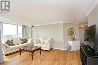 8-2408 Lisa St. in Brampton, ON - Building Photo - Building Photo