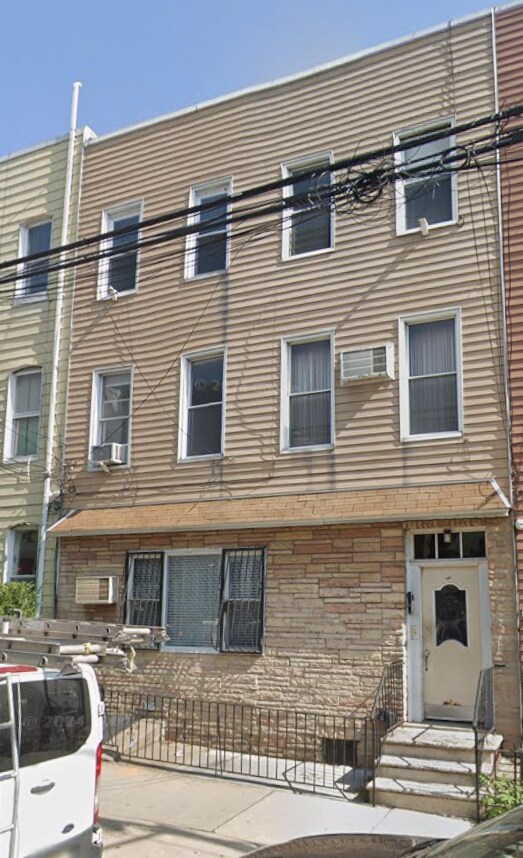 181 N 8th St
