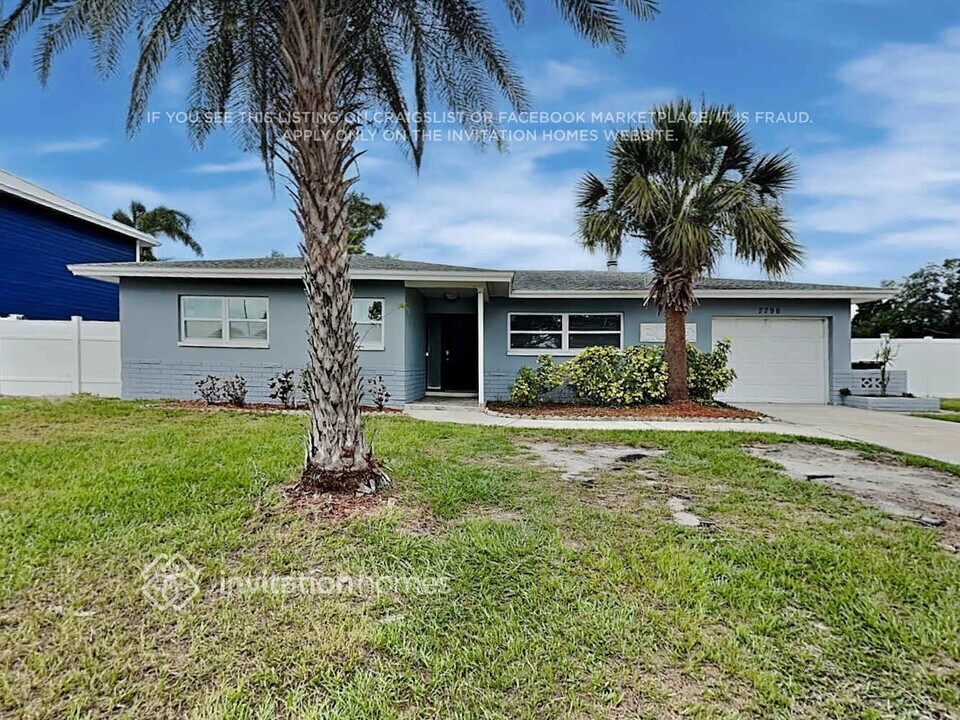 7796 Barry Ct in Seminole, FL - Foto de edificio