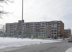 406 Crepeau in St. Laurent, QC - Building Photo - Building Photo