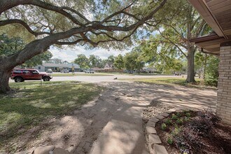 309 E X St in Deer Park, TX - Foto de edificio - Building Photo