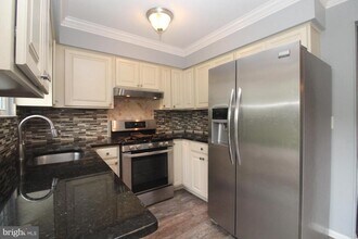 19 EMILY in Robbinsville, NJ - Foto de edificio - Building Photo