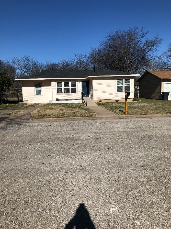 1006 Bales St in Cleburne, TX - Building Photo - Building Photo