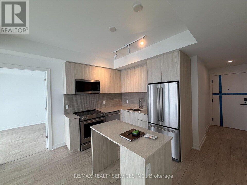 720 Whitlock Ave in Milton, ON - Building Photo