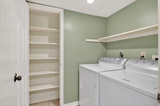 9204 Westwood Village Dr in Houston, TX - Building Photo - Building Photo