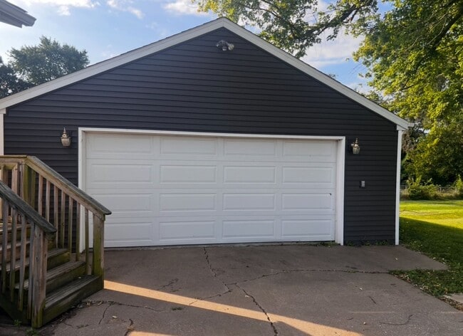 2534 Hickory Grove Rd in Davenport, IA - Building Photo - Building Photo
