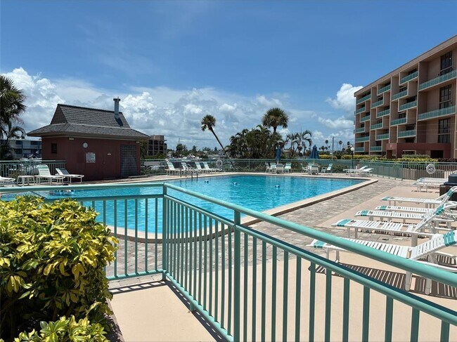 1 Key Capri in St Pete Beach, FL - Building Photo - Building Photo