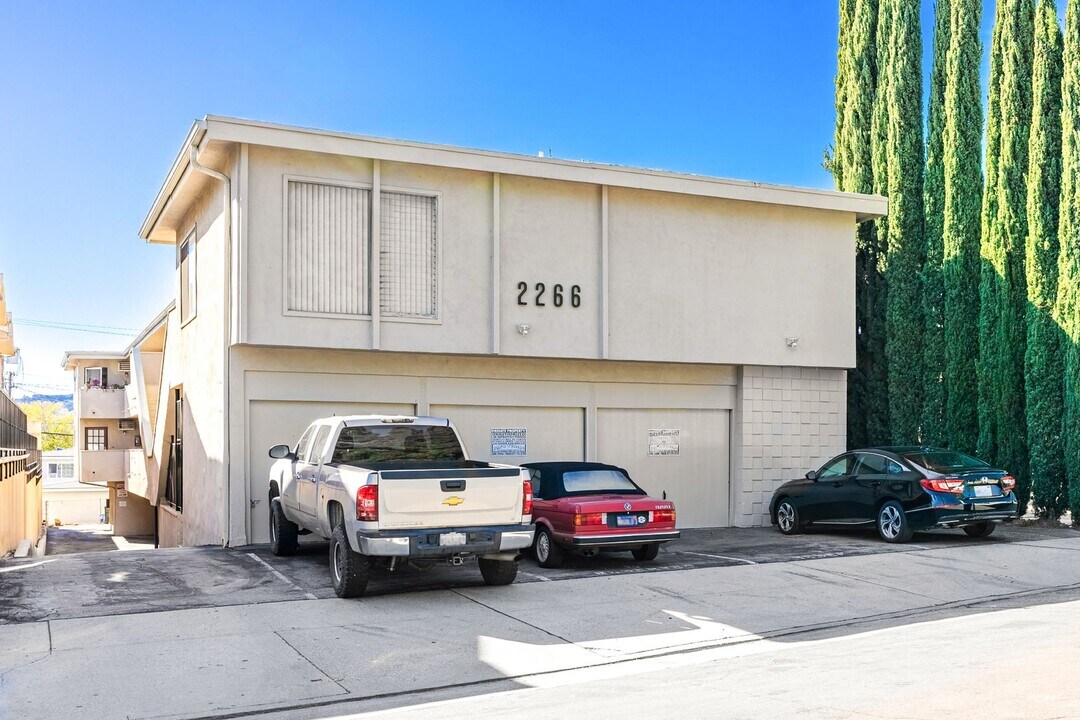 del226 in Montrose, CA - Building Photo