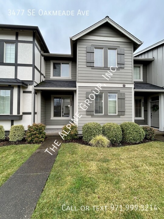 3477 SE Oakmeade Ave in Hillsboro, OR - Foto de edificio