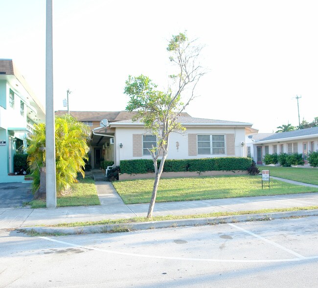 2389 NE 172nd St in North Miami Beach, FL - Foto de edificio - Building Photo