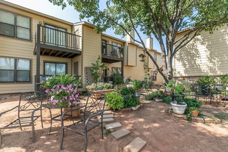 Quail Lakes Apartments in Oklahoma City, OK - Foto de edificio - Building Photo