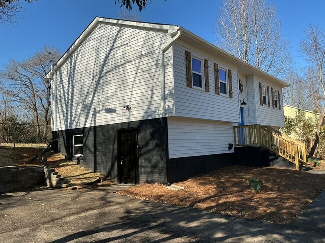 4910 Pine Hall Rd in Walkertown, NC - Building Photo - Building Photo