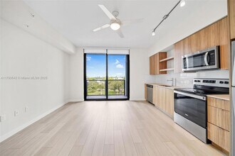 555 NE 8th St, Unit 0515 in Fort Lauderdale, FL - Building Photo - Building Photo