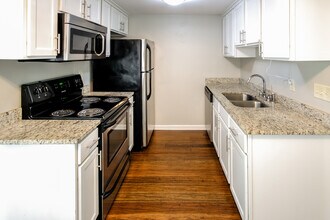 811 Von Kolnitz Rd in Mount Pleasant, SC - Building Photo - Building Photo