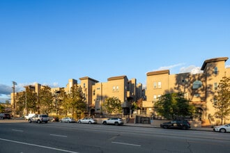 Glenoaks Villas in Sun Valley, CA - Building Photo - Building Photo