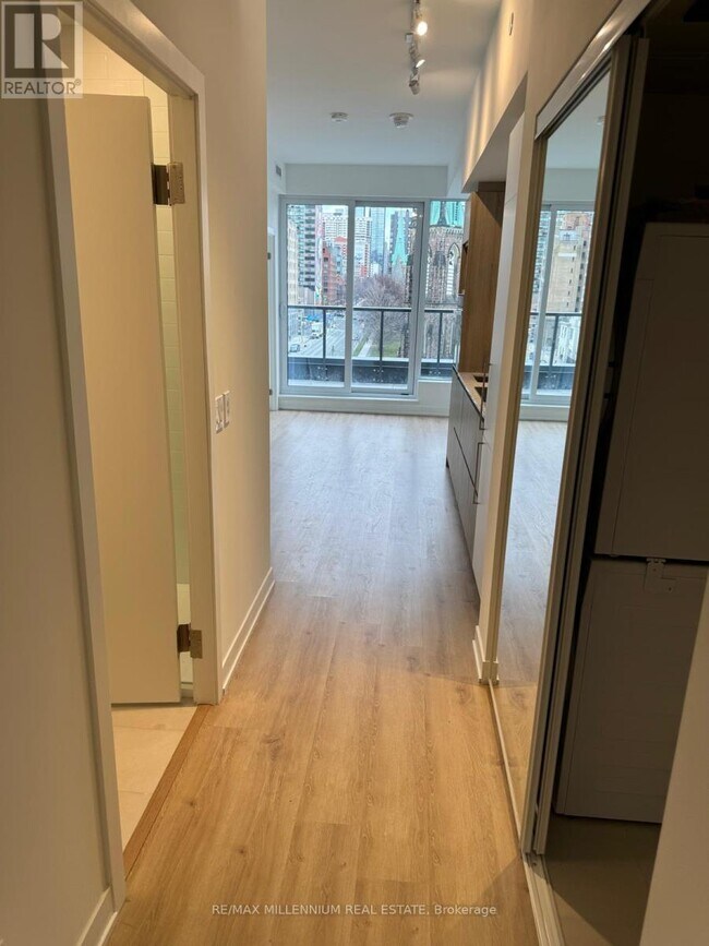 319-319 Jarvis St in Toronto, ON - Building Photo - Building Photo