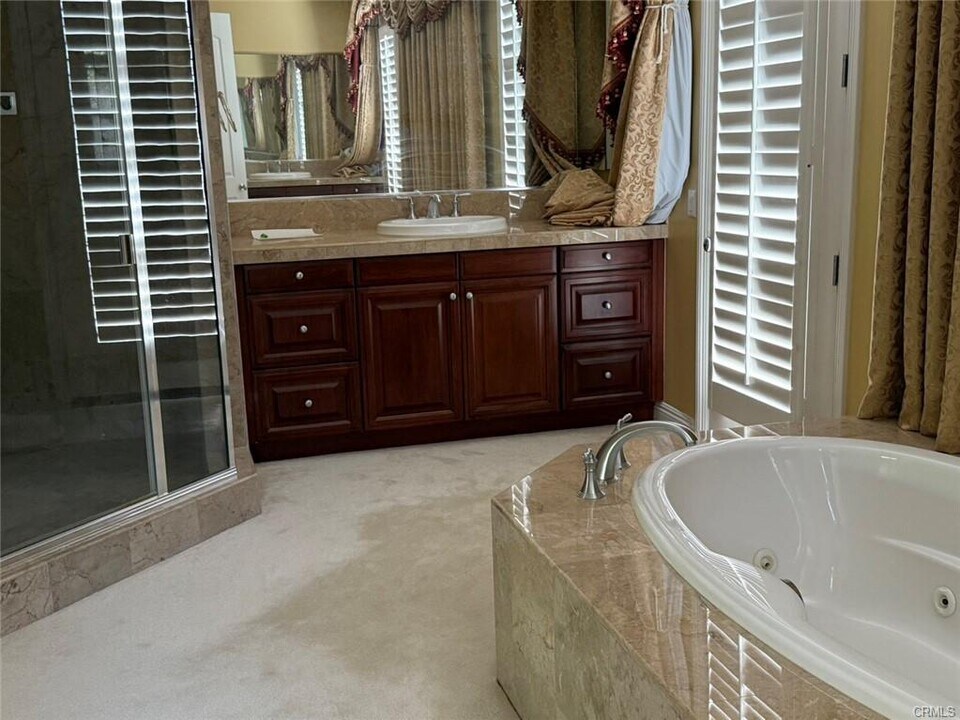 18549 Clydesdale Rd in Los Angeles, CA - Building Photo