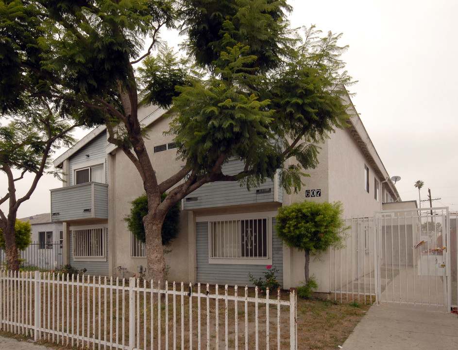 607 W 82nd St in Los Angeles, CA - Building Photo