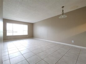 10179 Twin Lakes Dr in Coral Springs, FL - Building Photo