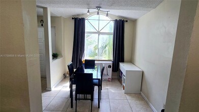 15751 SW 106th Ter, Unit 208 in Miami, FL - Foto de edificio - Building Photo