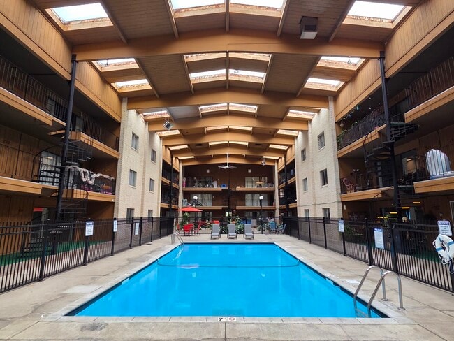 Tropicana Apartments in Duluth, MN - Building Photo - Building Photo