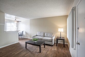 Sea Breeze Garden Apartments in Imperial Beach, CA - Building Photo - Interior Photo