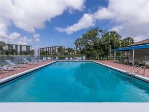 2316 S Cypress Bend Dr in Pompano Beach, FL - Building Photo - Building Photo