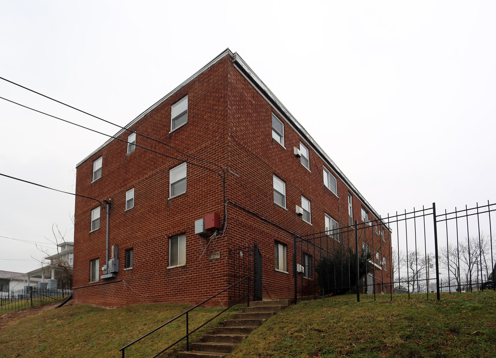 520 Eastern Ave NE in Washington, DC - Building Photo