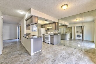 221 N Lamb Blvd in Las Vegas, NV - Building Photo - Building Photo