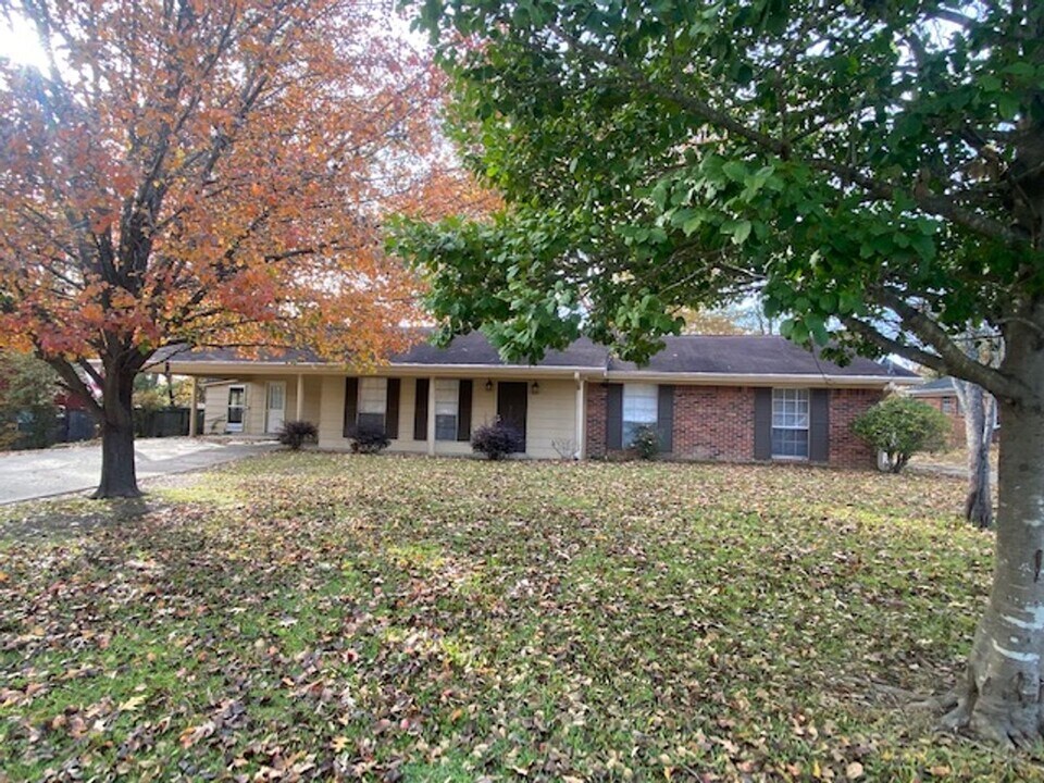 1400 Fillmore Dr in Tupelo, MS - Building Photo