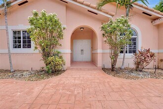 8915 NW 164th St in Miami Lakes, FL - Building Photo - Building Photo