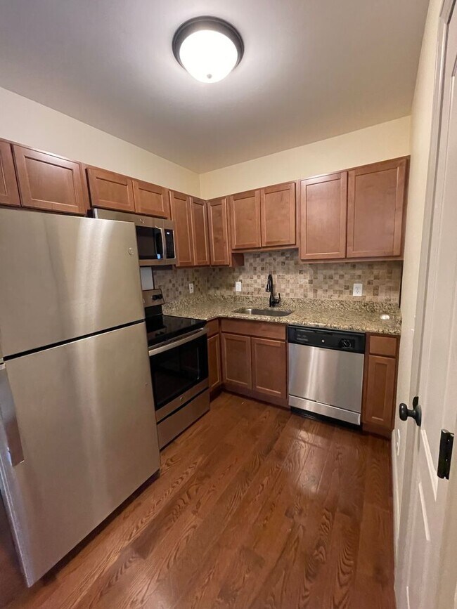 1404 E State St Apartments in Rockford, IL - Building Photo - Interior Photo