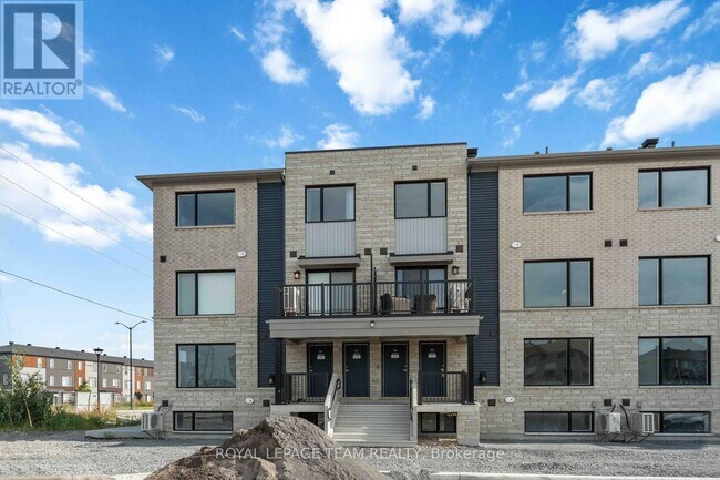 719 Arcadian Private in Ottawa, ON - Building Photo - Building Photo