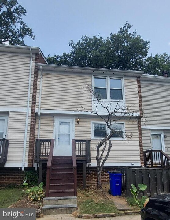 18939 Pine Ridge Ln in Germantown, MD - Building Photo
