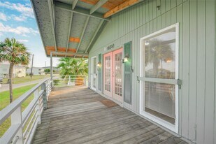 16510 Blackbeard Rd in Jamaica Beach, TX - Building Photo