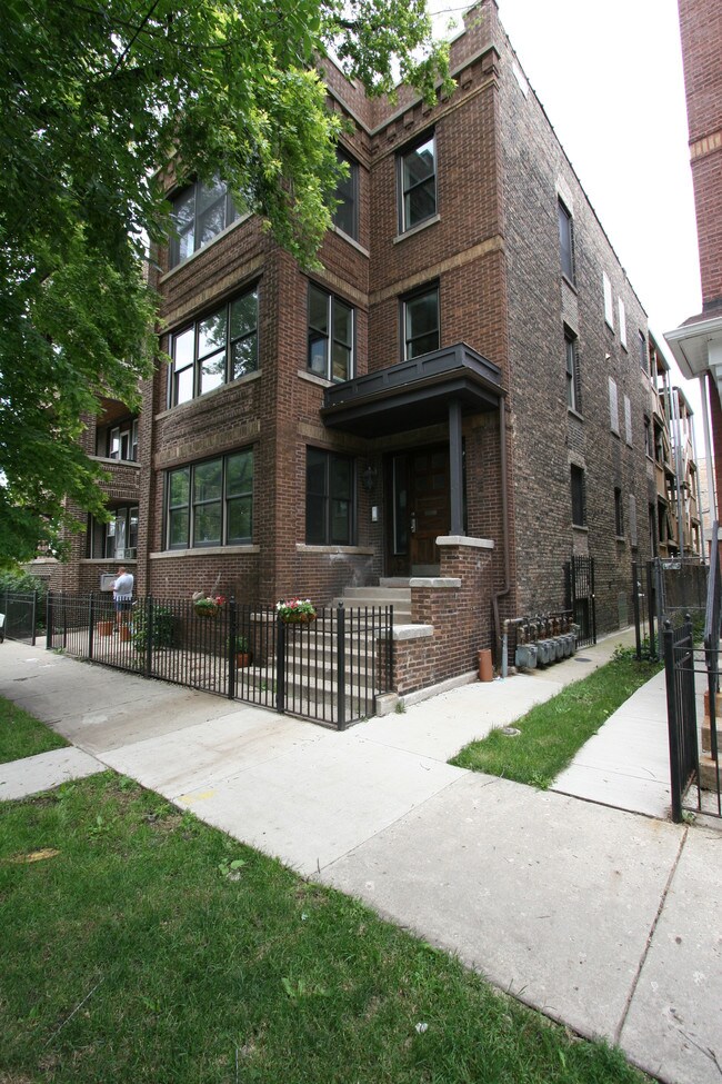 2736 W Cortland St in Chicago, IL - Foto de edificio - Building Photo