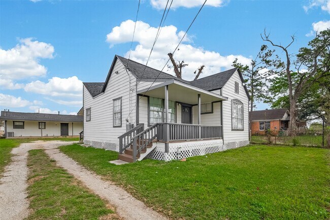 7927 Brays St in Houston, TX - Building Photo - Building Photo