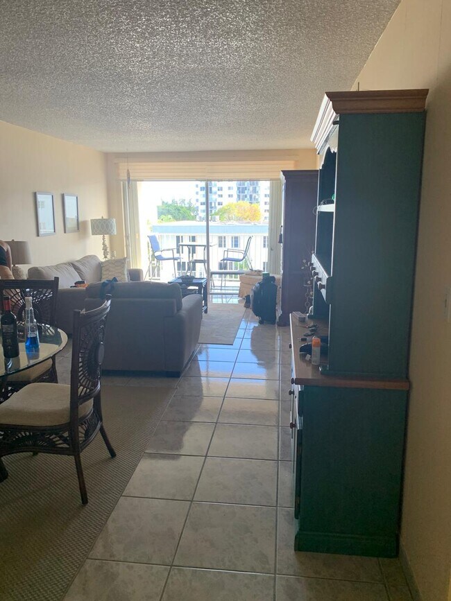 3716 NE 168th St, Unit 405 in North Miami Beach, FL - Building Photo - Building Photo