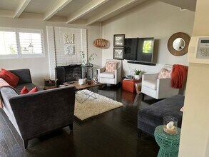 7439 Ostrom Ave in Van Nuys, CA - Foto de edificio - Building Photo