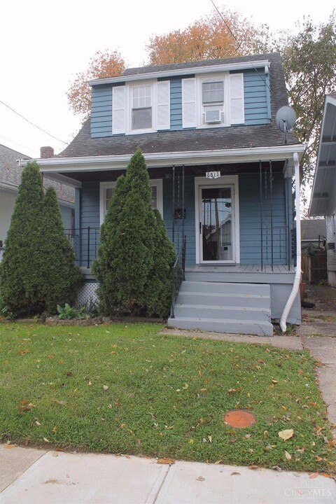 6813 Bramble Ave in Cincinnati, OH - Foto de edificio