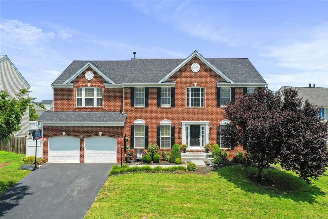 319 Morlyn Dr in Winchester, VA - Building Photo