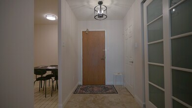 45-345 Carlton St. in Toronto, ON - Building Photo - Building Photo