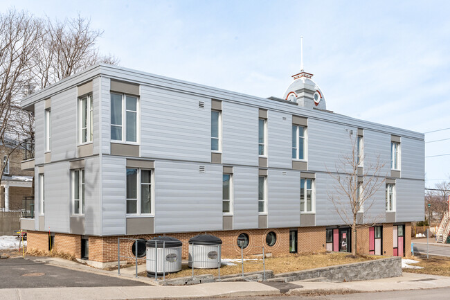 302 Saint-Joseph St in Lévis, QC - Building Photo - Building Photo