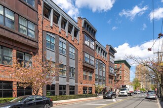 Liberty Pointe in Jersey City, NJ - Foto de edificio - Building Photo