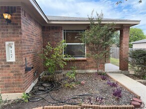917 W South St in Leander, TX - Building Photo - Building Photo