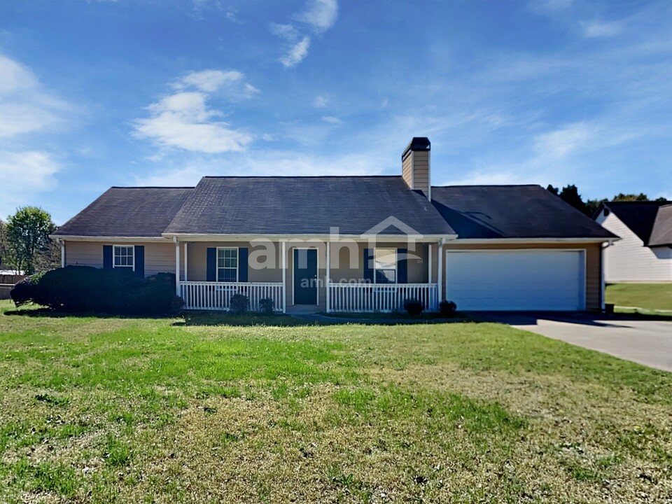 1470 Twin Manor Dr in Loganville, GA - Building Photo